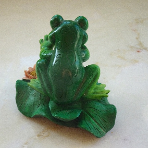 Cute Frog On a Lily Pad Whimsical Gardencore Novelty Figurine Home Decor - Picture 6 of 6